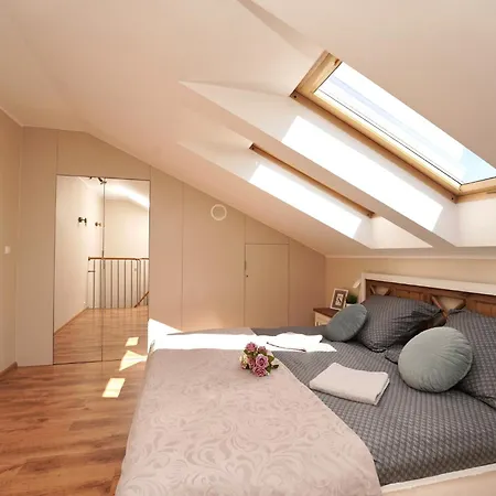 Apartment Mmrent Two-story
